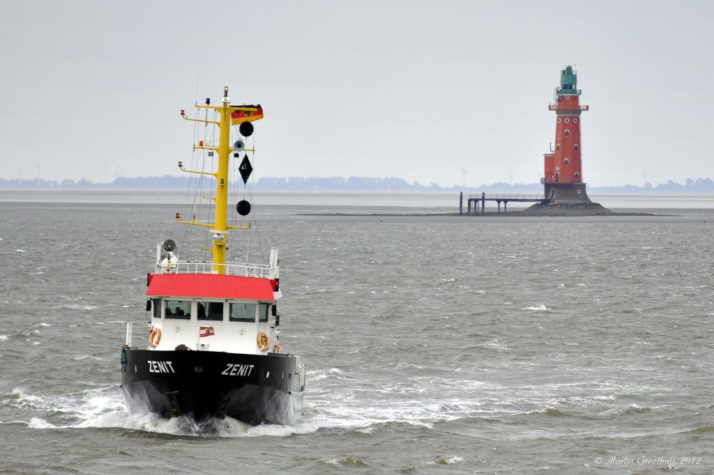 Das Peil- und Messschiff  Zenit  aus Bremerhaven passiert am 18.07.2011 um 10.30  Uhr den Leuchtturm Hohe Weg.Der stabile Leuchtturm wurde 1856 in Betrieb genommen, ist 36m hoch und hat eine Radar Anlage.