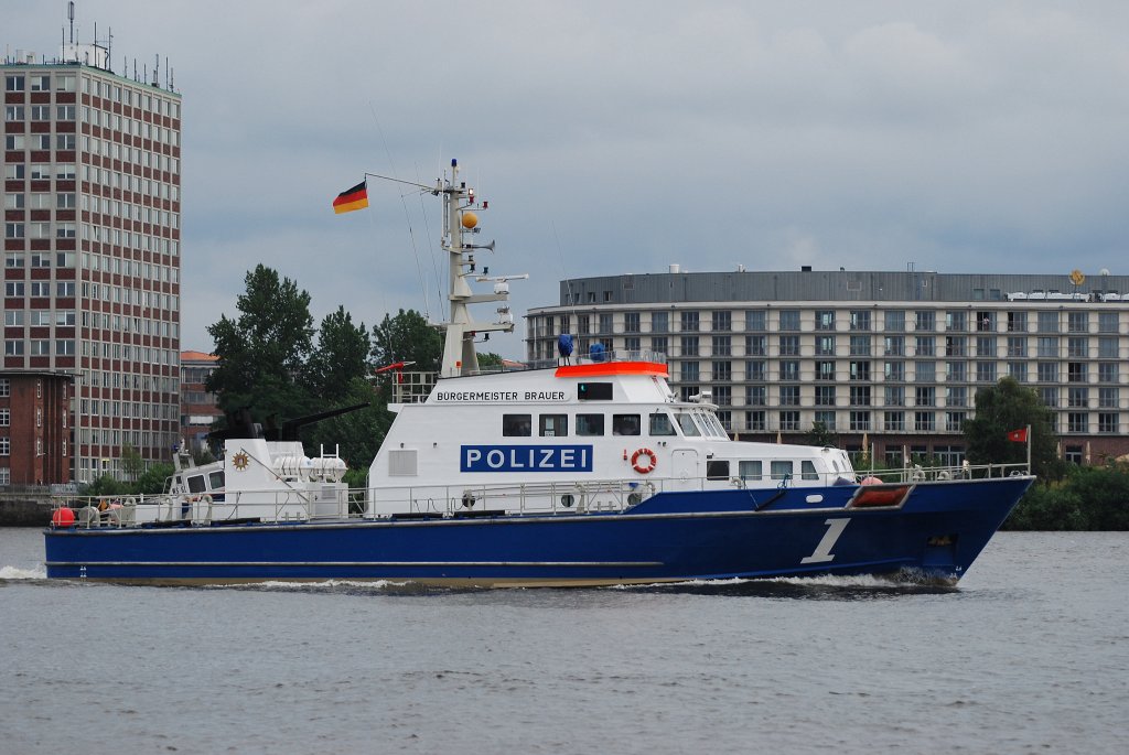 Das Polizeiboot Brgermeister Brauer Flagge:Deutschland Lnge:30.0m Breite:6.0m aufgenommen vor Hamburg Teufelsbrck am 21.07.11