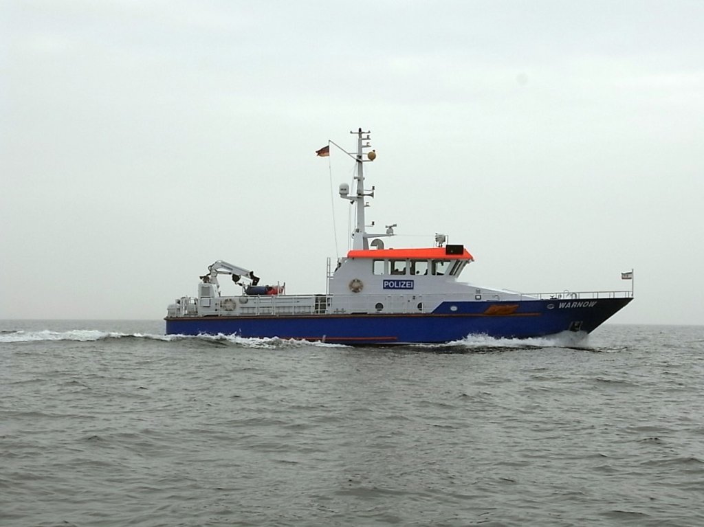 Das Polizeiboot  Warnow , Hh. Rostock, auf Streifenfahrt auf der Ostsee vor Khlungsborn.