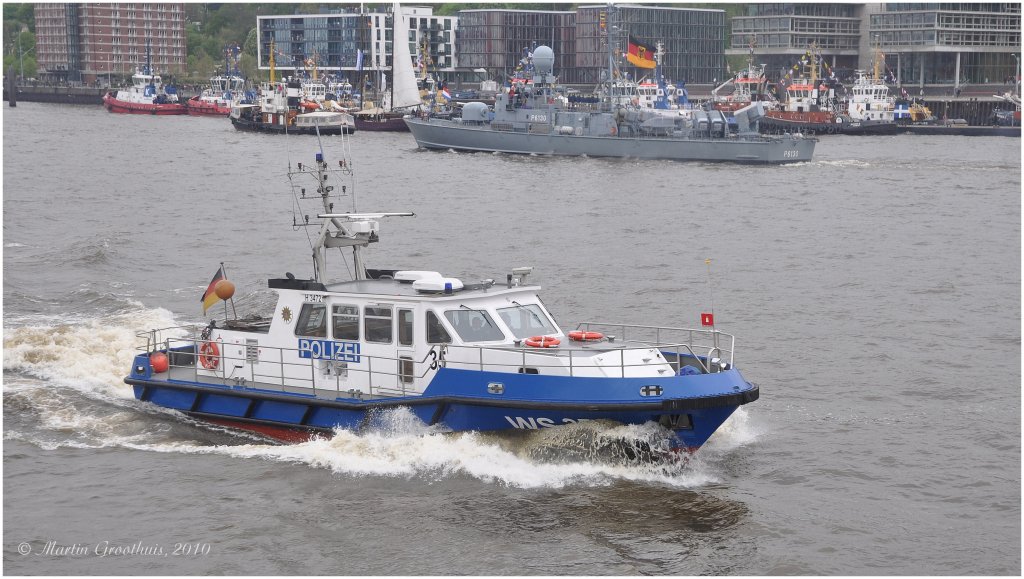 Das Polizeiboot WS 35 am 9.05. 2010 in Hamburg. (821. Hafengeburstag)
L:14,75m / B:4,90m / Tg:1,40m / 346 kw
