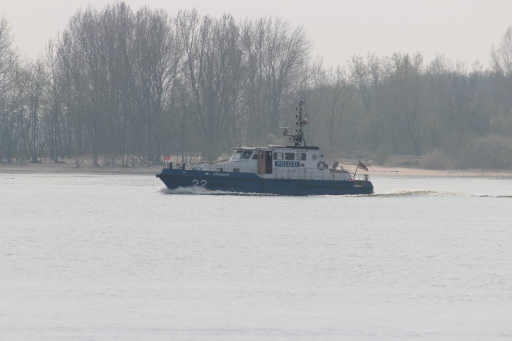 Das Polizeischiff Afrikahft auf Streifenfahrt auf der Elbe durch Wedel. 25.04.2013