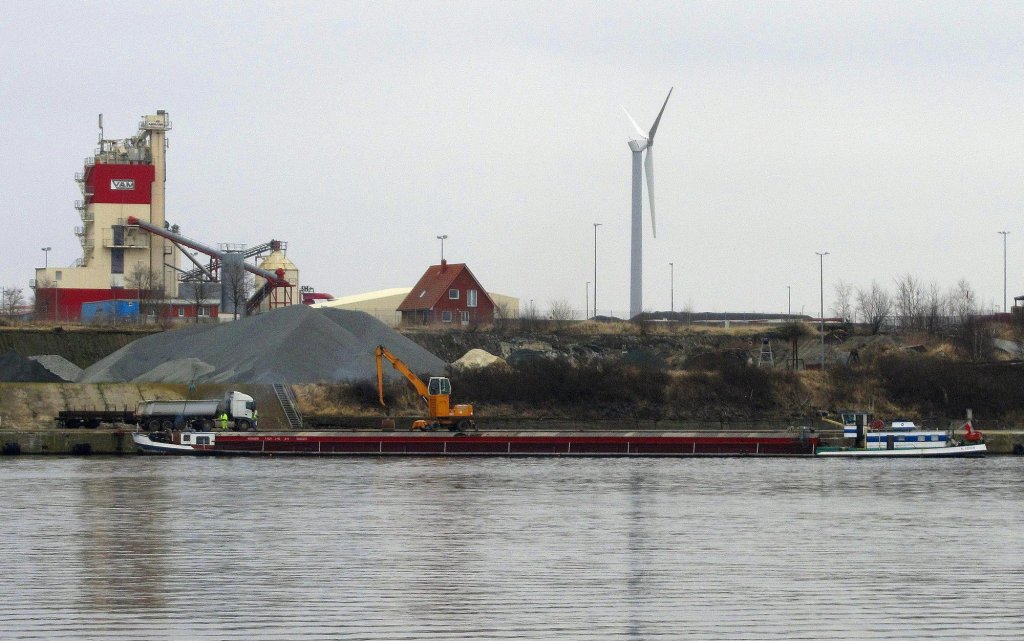 Das polnische Binnenschiff NAWA 9, ENI 8348096 hat mit seiner Ladung Httensand den Zielhafen in Lbeck am Lehmannkai 3 erreicht... Aufgenommen: 2.3.2012