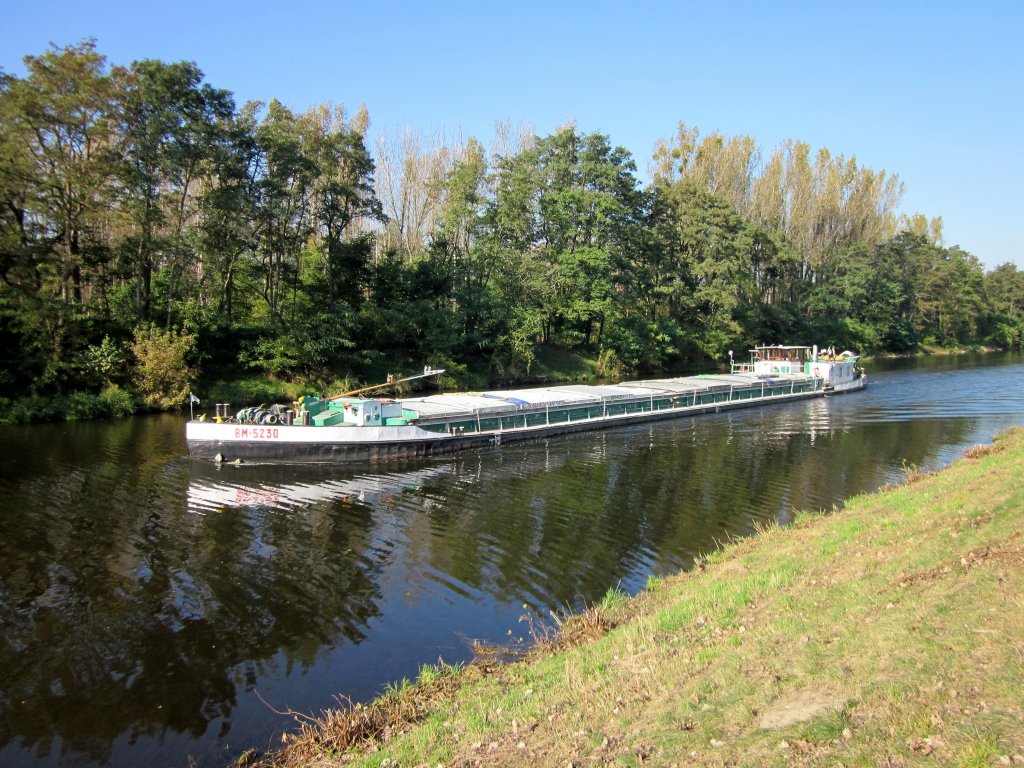 Das Polnische Frachtschiff BM 5230 , 08340083 , 56.6 x 7.06 , am 23.10.2011 im Havelkanal nahe der Ortschaft Buchow-Karpzow. Das MS kommt vom OHK und fhrt Richtung Sacrow-Paretzer-Kanal.