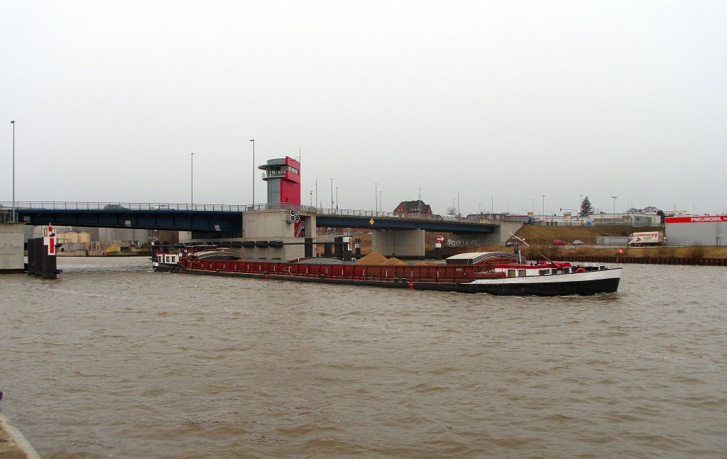 Das polnische GMS  PAULA  hat die Eric Warburg-Brcke durchfahren und fhrt auf
der Trave weiter nach Lbeck-Herrenwyk, um die Ladung Kraftwerks-Schlacke dort zu lschen...
Aufgenommen: 3.1.2012