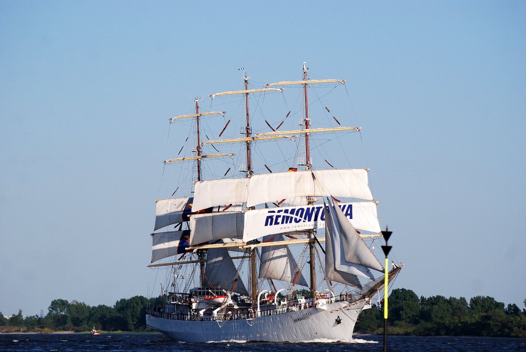 Das polnische Segelschulschiff Dar Mlodziezy(Geschenk der Jugend) bei der Auslaufparade des 822 Hamburger Hafengeburtstag am 08.05.11 vor Schulau Wedel.