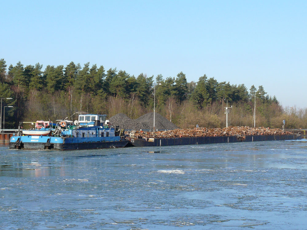 Das polnische Stromschubschiff NAWA S2, Wroclaw (Breslau), (08351039) mit zwei Schubleichter voll Schrott beladen auf dem Elbe-Seitenkanal (ESK) in Richtung Scharnebeck. Zum Passieren des Schiffshebewerkes muss der Schubverband getrennt werden, weil die Trge nur 100m lang sind. Nur einer der beiden Trge ist in Betrieb. Der nachfolgende Verkehr wird sich  freuen ; 28.01.2011
