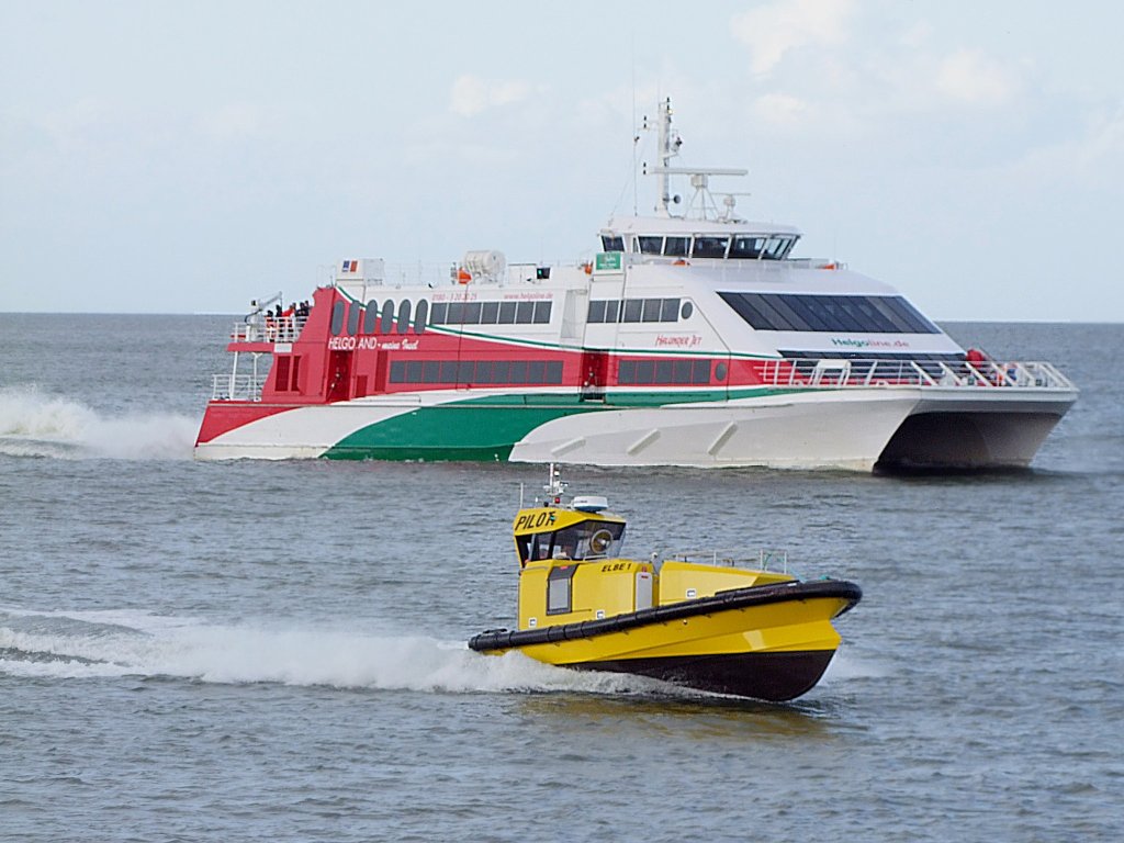  Das Rennen  zwischen Halunder-Jet(IMO-9281671) und Pilot-Elbe1 kurz vor der Hafeneinfahrt bei Cuxhaven;90827