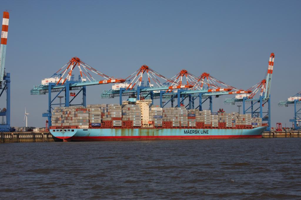 Das riesige Containerschiff  Gerd Maersk  liegt am 6.7.2013 am 
Container Kai in Bremerhaven. Foto von der rckwrtigen Seite des
Schiffes. Es gibt auch noch die Vorderseite!
