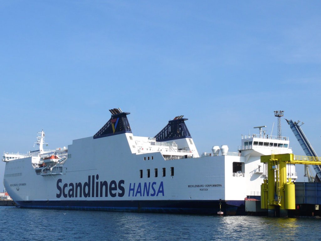 Das Scandlines HANSA Fhrschiff MECKLENBURG-VORPOMMERN (Route Trelleborg - Rostock), IMO: 9131797, Lnge 200 m, Breite 30 m, im Rostocker Hafen, 23.09.2010
