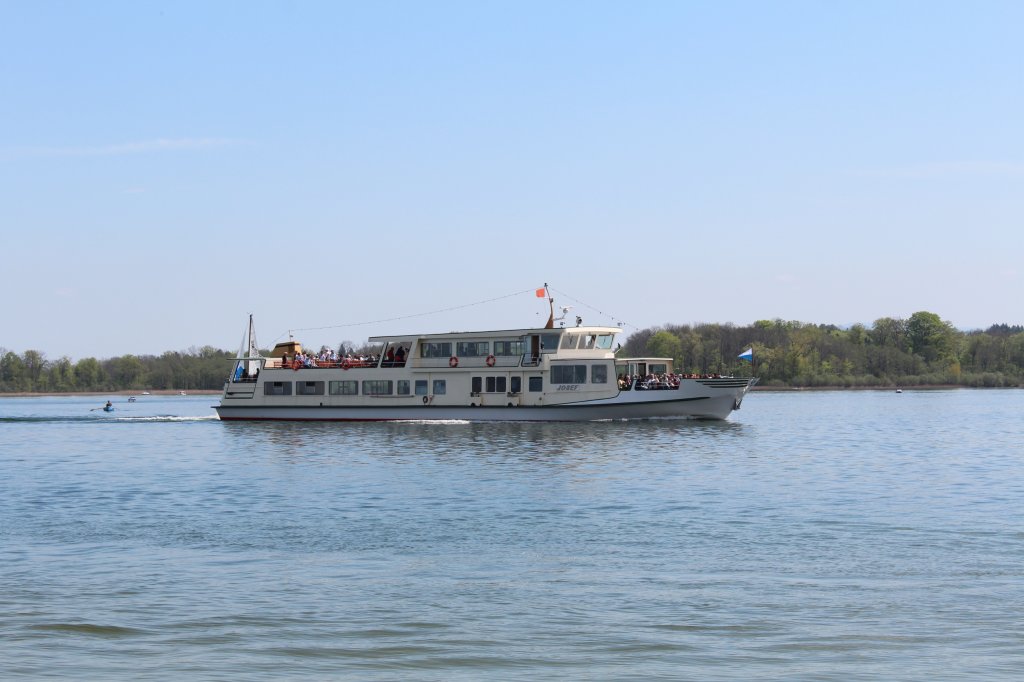 Das Schiff  JOSEF  der Chiemsee-Schifffahrt wird in Krze den Hafen Prien Stock erreichen. Aufgenommen am 1. Mai 2012.