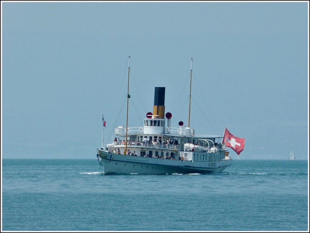 Das Schiff  LA SUISSE  nhert sich der Anlegestelle von Vernnes, fhrt von hier weiter zur Anlegestelle Veytaux, beim Chateau de Chillion, von dort geht die Fahrt dann die einzelnen Anlegestellen bediennend zurck in Richtung Lausanne.  26.05.2012