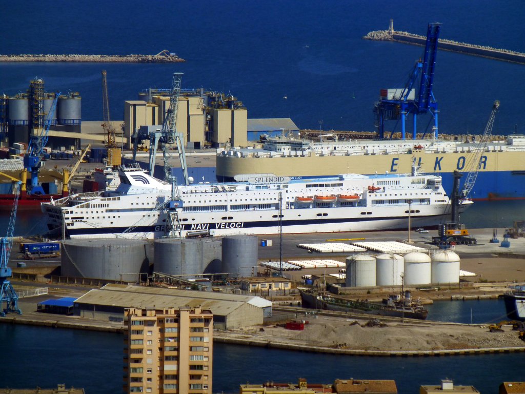 Das Schiff  SPLENDID  der GRANDI NAVI VELOCI im Hafen von Ste. Baujahr: 1994, 39.139 Tonnen, Lnge: 214,54 m, Breite: 27,6 m, Geschwindigkeit: 21 kn, 2200 Passagiere, 1010 Autos. Strecken nach Marokko: Ste-Nador und Ste-Tanger. Vom Mont Saint Clair aus gesehen am 05.08.2013