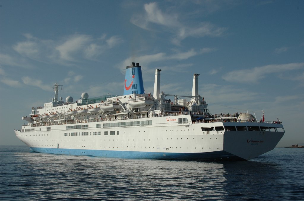 Das Schiff Thomson Spirit in Arrecife. Diese Schiffe sind trotz ihres  TUI-Schornsteins  nicht zu verwechseln mit den neu entstehenden Schiffen der Fa.TUI Cruises GmbH, deren Gesellschafter die TUI AG und die Royal Carribean Cruise Line LTD sind. Technische Daten:
Baujahr: 1983. Lnge:214,66 m Breite:27,26 m Decks:9 Geschwindigkeit: 18 Kn 
Reederei: Thomson Cruises, Flagge: Zypern, Schiffsbesatzung:520, Passagiere:1.254. Gesehen wurde das Schiff am 16.12.2010 in Arrecife / Lanzarote.
