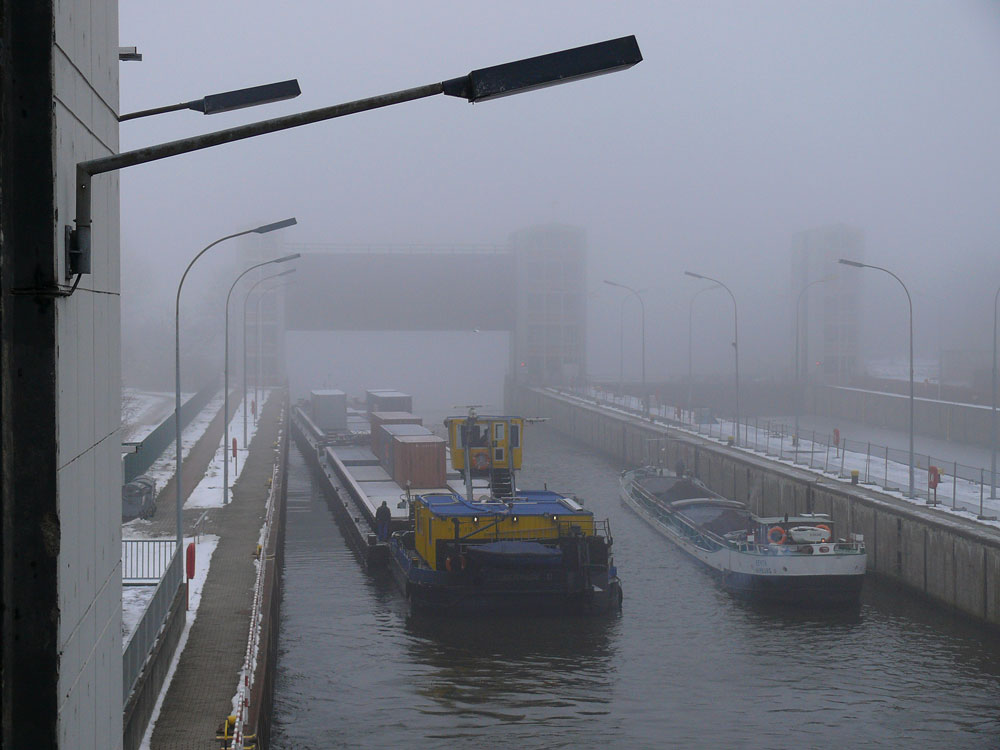 Das Schleusentor ist geffnet, nun knnen der Schubverband und das Binnenfrachtschiff BERTA, Hamburg ihre Fahrt elbaufwrts fortsetzen; Geesthacht, 07.12.2010
