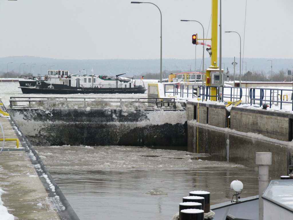 Das Schleusentor zum Oberwasser der Schleuse Uelzen II ist stark vom Eis befallen. Im Hintergrund wartet der Eisbrecher Wolf. Der ESK (Elbe-Seiten-Kanal) wurde dann ab 18.00 Uhr (14.01.2010) wegen starkem Eisgang gesperrt. 