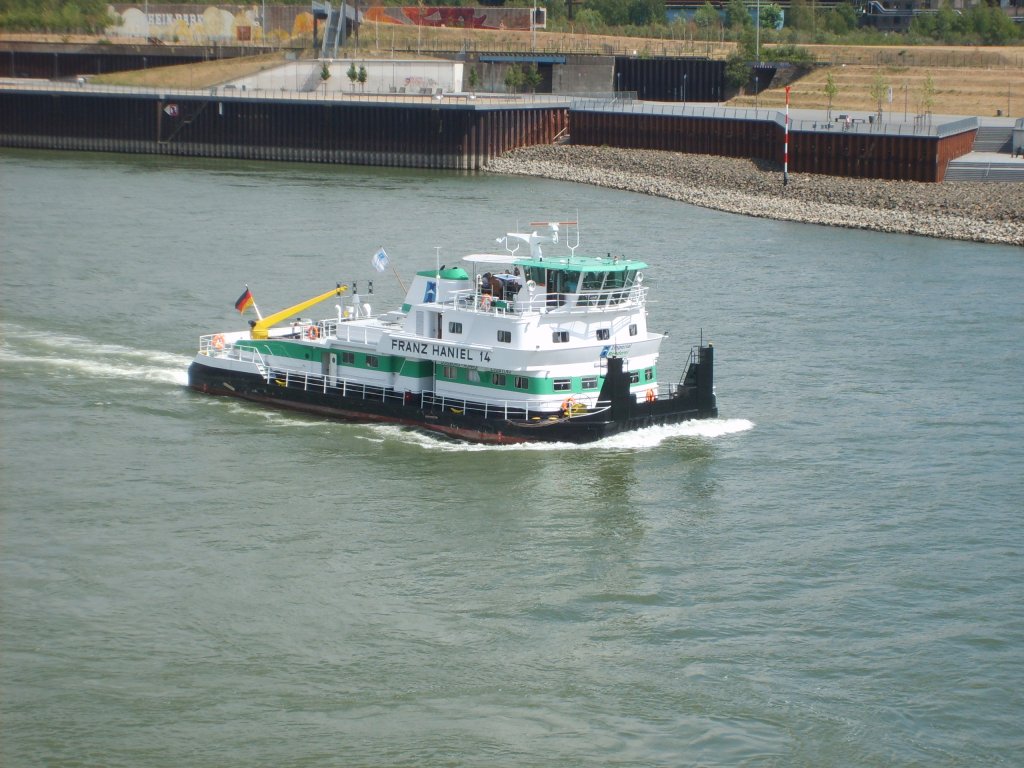 Das Schmuckstck der Imperial Reederei, das Schubschiff FRANZ HANIEL 14.
Fotografiert im Juli 2010 von der Hochemmericher Eisenbahnbrcke vor dem Rheinpark Duisburg,Stromkilometer 774,5.