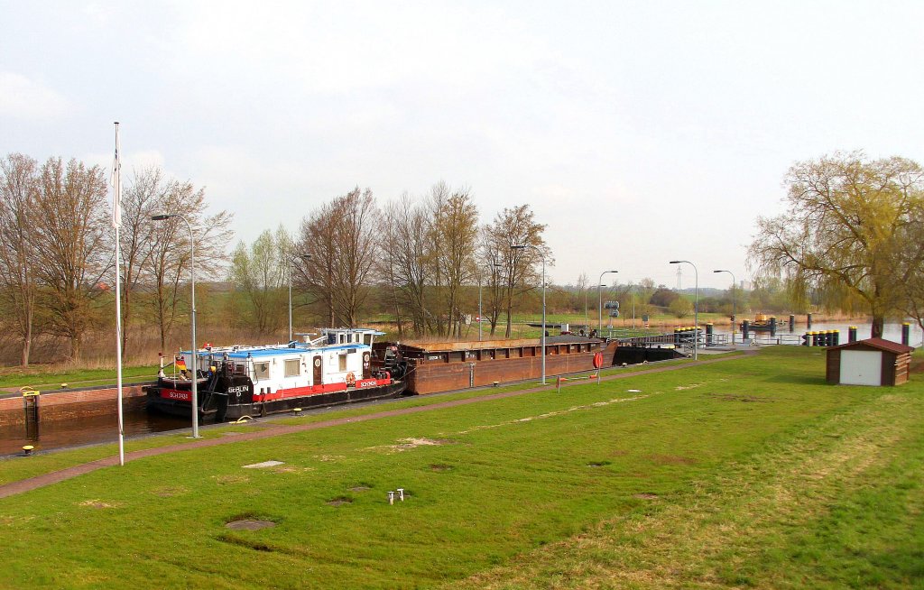 Das SCHUBBOOT 2434 mit dem LEICHTER ENI 05610570, wird in der Lbeck-Bssauer ELK-
Schleuse abgesenkt und macht den leeren Leichter am Dalben vor der Schleuse fest und fhrt im ELK zurck um den 2. Leichter zu holen...
Aufgenommen: 15.4.2012