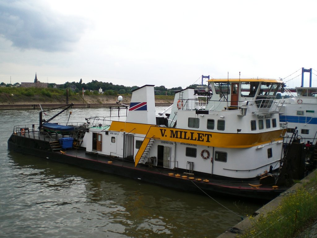 Das Schubschiff Victor MILLET im Hafen von Ruhrort.Rechts daneben ist
das Schubschiff LEHNKERING 16 zu erkennen.Das Foto enstand am 9.7.2009.