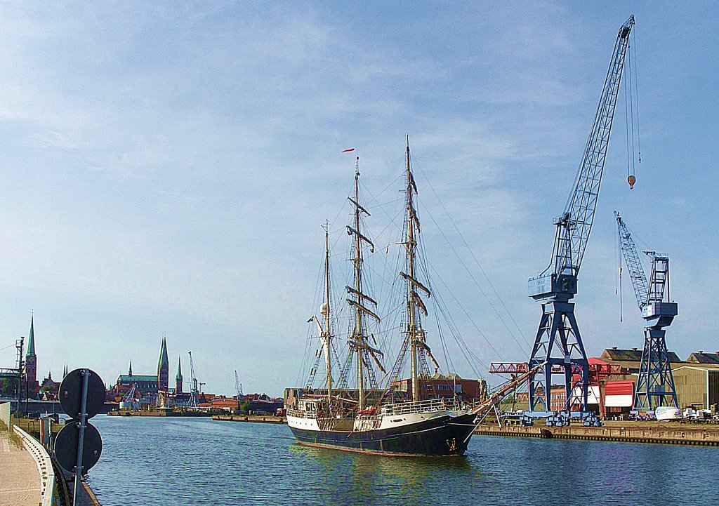 Das schwedische  Schulschiff   GUNILLA, IMO 5239515, hat die  Schulmanschaft gewechselt und nimmt Kurs Ostsee / Schweden...
Aufgenommen: 2.9.2012