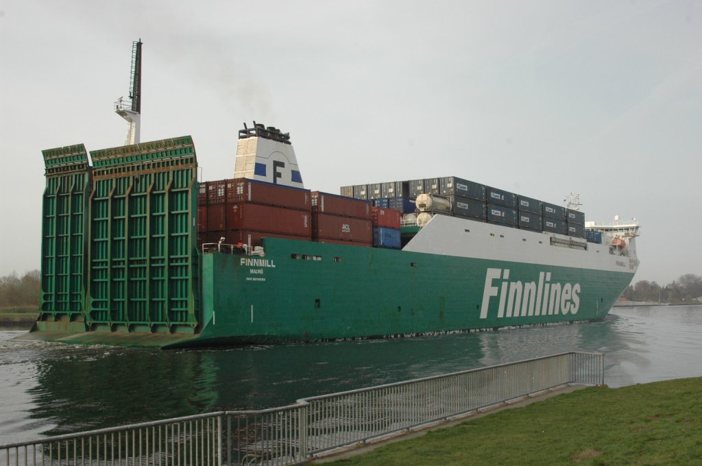 Das  Schwedisches RO-RO Frachtschiff  Finnmill  (IMO: 9212656) Heimathafen Malm. Es hat eine Lnge von 186 m, eine Breite von 26 m und wurde 2002 gebaut. Beobachtet auf den NOK am 11.04.2011  in Rendsburg nahe der Eisenbahnhochbrcke.