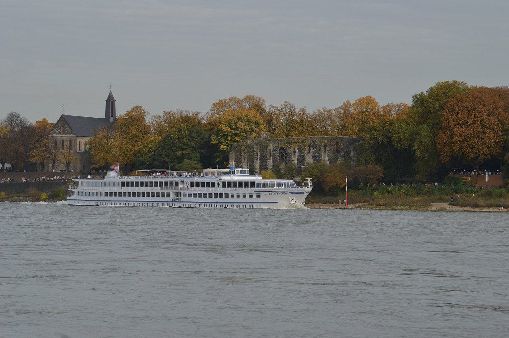 Das schweizerische Fahrgastschiff Statendam vor der Kaiserpfalz in Kaiserswerth am Sonntag den 21.10.2012