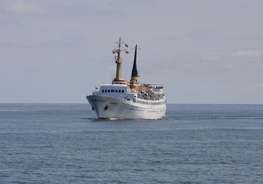 Das Seebderschiff Atlantis erreicht am 6.7.2013 Helgoland und
geht hier vor Anker.