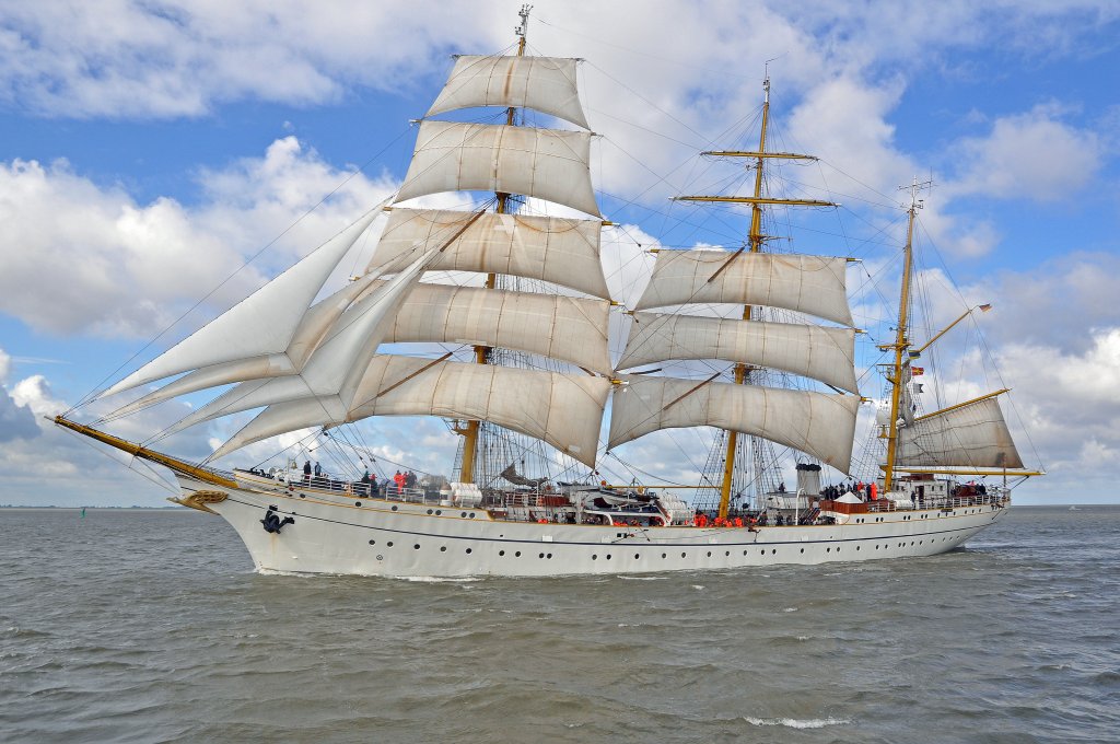 Das Segelschulschiff  Gorch Fock  am 25.08.2010 einlaufend Bremerhaven (Sail 2010). 1958 bei Blohm+Voss in Hamburg gebaut. Lg.70,40m / Br.12m / Tg.5,35m / 1350 BRT / Segelflche 2035 m2 / 1 Diesel mit 1220 PS / Speed 12 - 18 kn