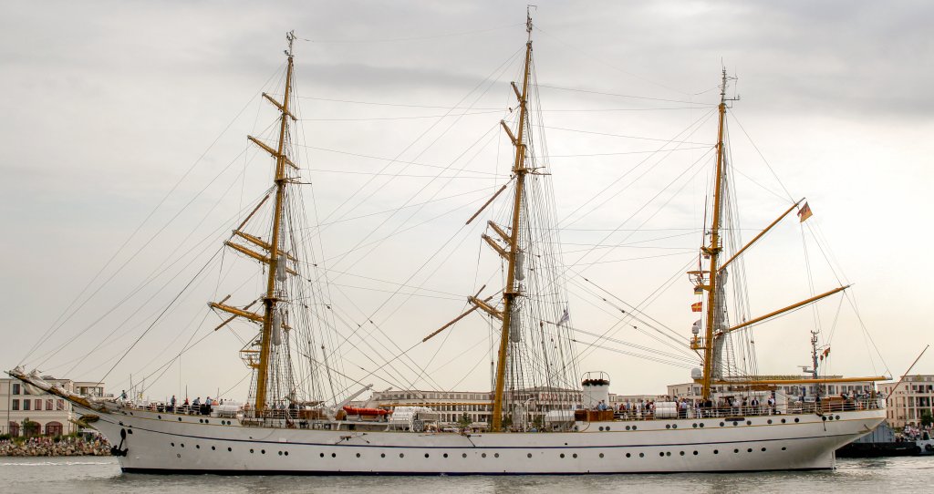 das Segelschulschiff Gorch Fock beim Auslaufen aus Warnemnde am 10.8.2013