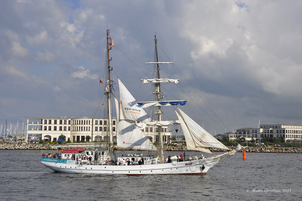 Das Segelschulschiff  Greif  am 13.08.2011 auf der Hanse Sail In Warnemnde.
L: 41m / B: 7,70m / Tg: 3,6m / Segelflche: 560 m2 / Flagge: Deutschland / 
IMO 8862571