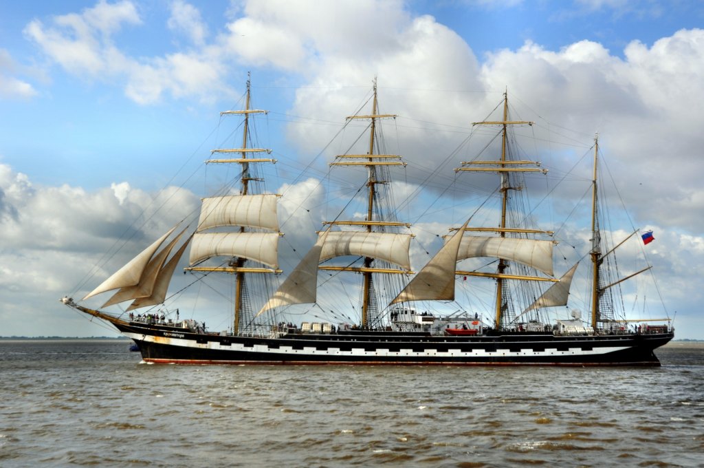 Das Segelschulschiff  Krusenstern  am 25.08.2010 einlaufend Bremerhaven (Sail 2010) / 1926 als  Padua  in Bremerhaven gebaut. L:116m / B:14m /Tg:7m  IMO 6822979 / Flagge: Ruland 