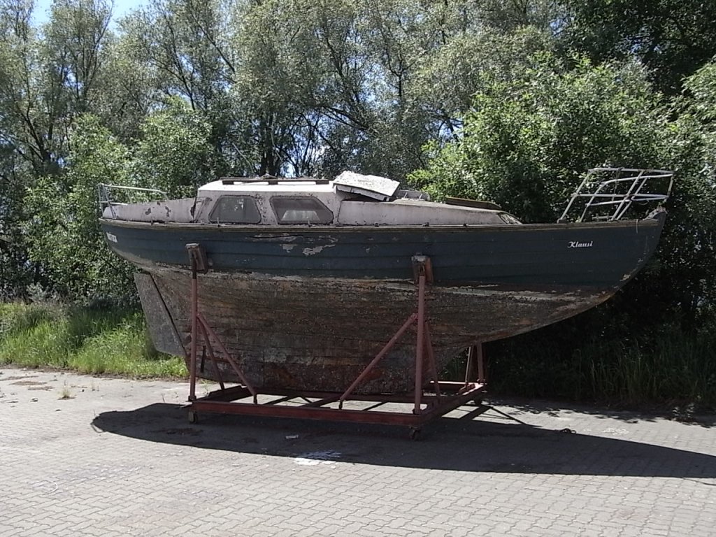 Das Sportboot  KLausi  war vor Jahren bestimmt ein sehr schner Segler, bald aber nur noch ein Wrack!