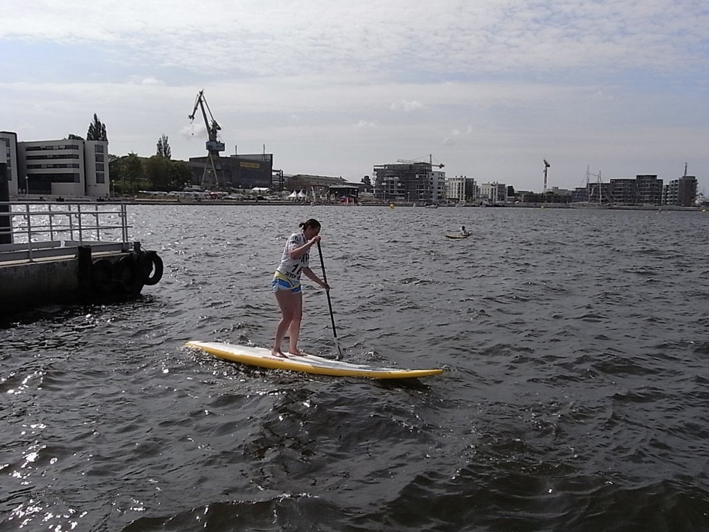 Das Stehpaddeln bzw. Stand-Up-Paddle-Boarding ist eine Wassersportart, bei der der Sportler aufrecht auf einem Surfbrett steht und mit einem Stechpaddel den Vortrieb zur Fortbewegung erzeugt.
Hier bei der Premiere auf der Hanse Sail im Rostocker Stadthafen zu sehen.