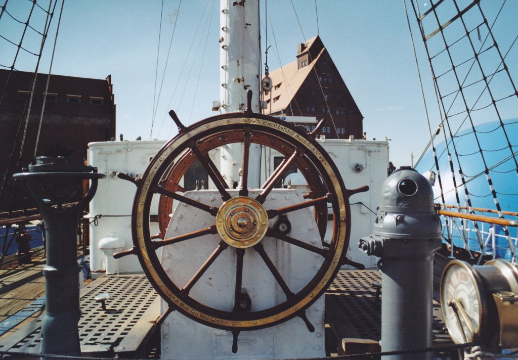 das Steuerrad der Gorch Fock im Hafen von Stralsund Juli 2010. Welches ist nun das erste der beiden Gorch Fock`s? Das der Bundesmarine oder das nach dem zweiten Weltkrieg von den Russen requirierte Schiff?