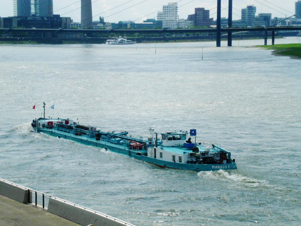 Das Tankmotorschiff Markus P. auf dem Rhein in Dsseldorf.(12.5.2013)