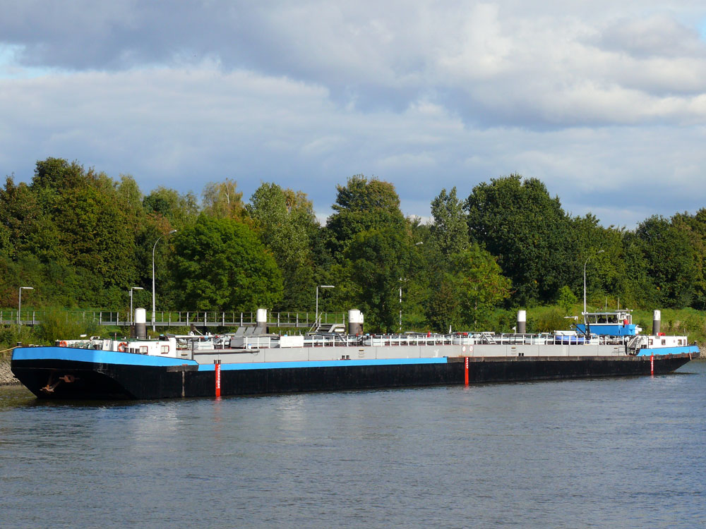 Das Tankschiff HOLGER GERHARDT hat auf dem Unteren Schleusenkanal Geesthacht festgemacht; 30.09.2010
