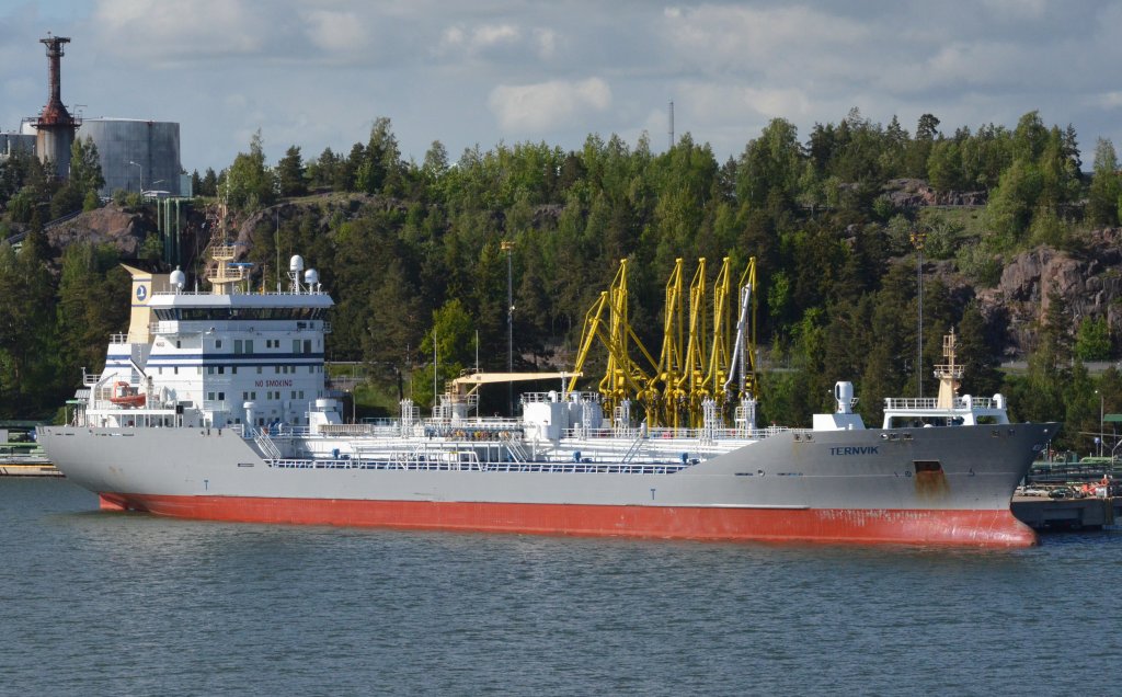 Das Tankschiff ,,Ternvik‘‘ im Hafen von Naantalie lscht am 06.06.2012 gerade seine Ladung.