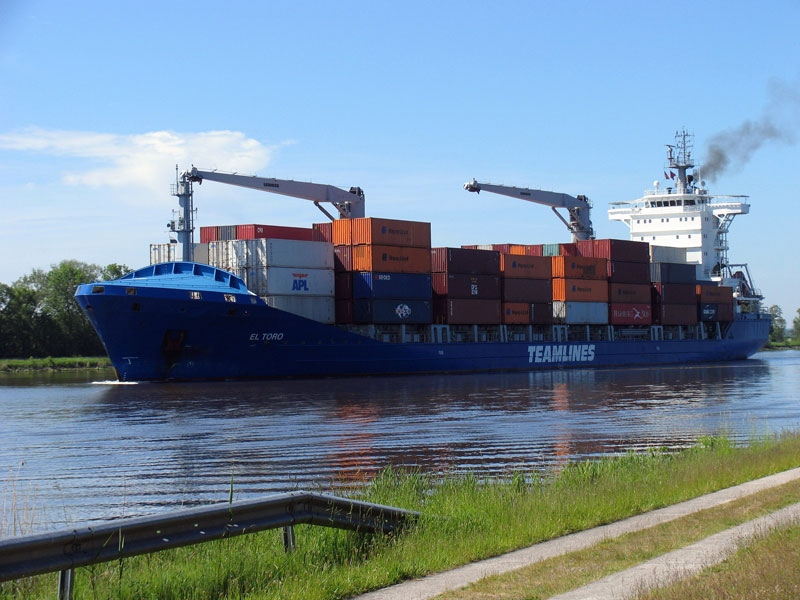 Das TEAMLINES-Containerschiff EL TORO (IMO 9330264), Flagge Liberia, L: 148,0m, B: 23,0m gebaut 2006 bei TAIZHOU KOUAN SHIPBUILDING, TAIZHOU JIANGSU CHINA, auf dem Nord-Ostsee-Kanal (NOK) bei Breiholz in Richtung Kiel; 06.06.2010
