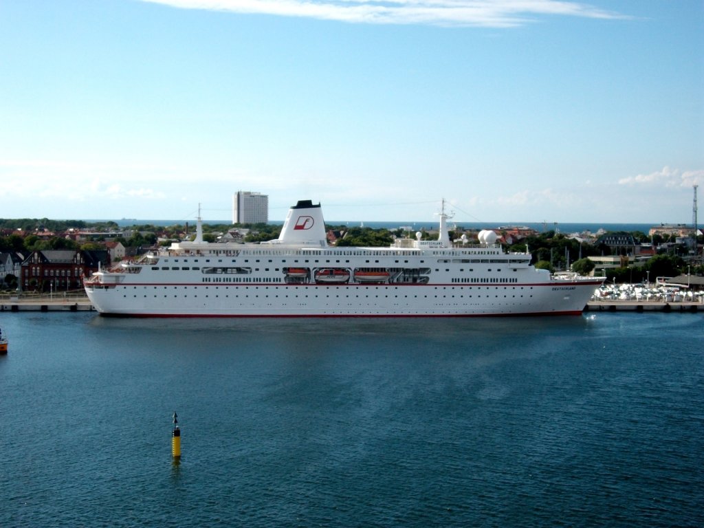 Das Traumschiff  M/S DEUTSCHLAND  in Rostock. (Aug. 2010