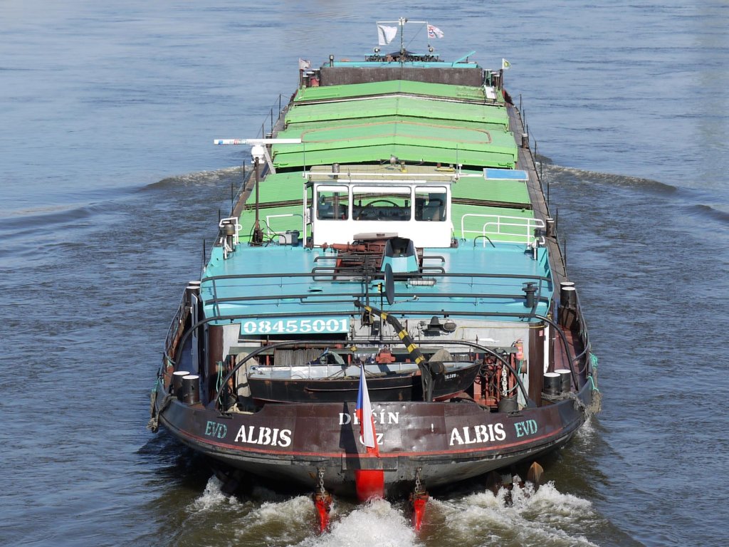 Das tschechische Binnenfrachtschiff ALBIS (08455001), Děčn - Ex-Namen: Offen 11, CSPL-MN 11619, Labe 19 - aufgenommen von der Elbbrcke Niederwartha; 16.03.2012

