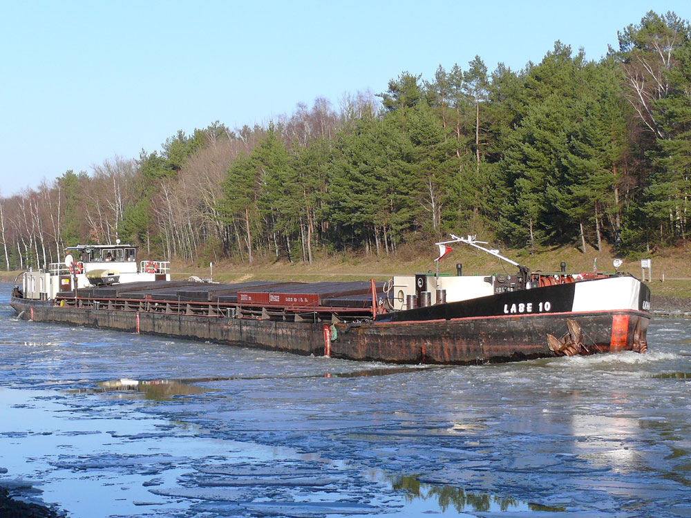 Das tschechische Frachtschiff LABE 10, Baujahr 1975, ENI: 08451008, auf dem Elbe-Seitenkanal (ESK) am Kanal-km 104 in Richtung Edesbttel; 28.01.2011
