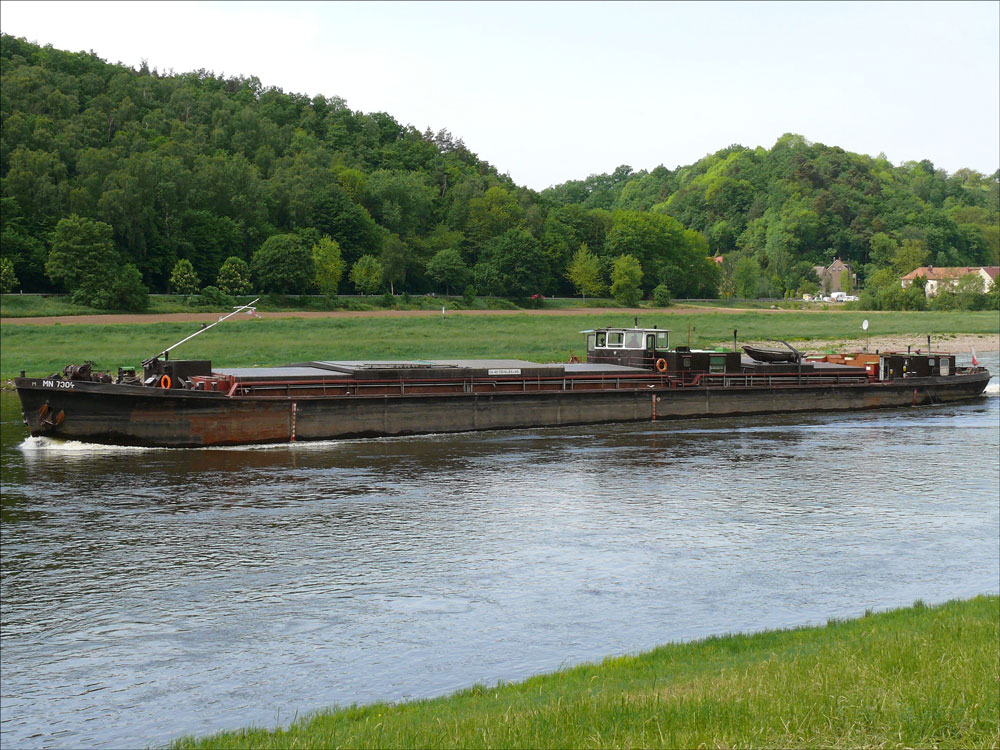 Das tschechische Frachtschiff MN 7304, Děčn (Tetschen-Bodenbach) die Elbe zu Berg kurz vor Meien; 09.05.2009
