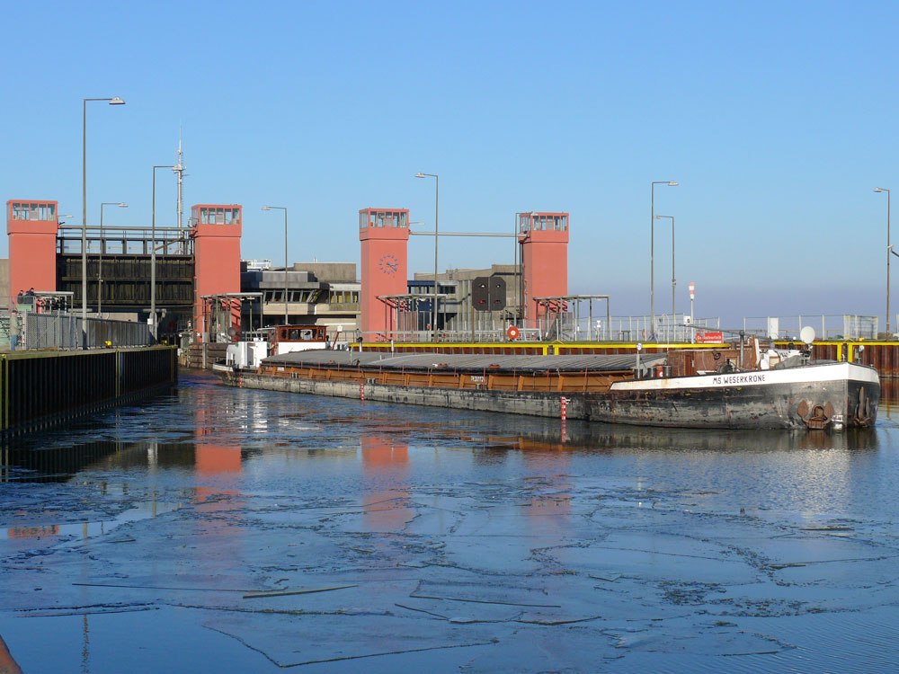 Das tschechische Frachtschiff MS WESERKRONE, Praha/CZ (Prag/Tschechien), ENI:04201120, L:67m, B:9m, T:802to, ist im Schiffshebewerk Scharnebeck um 38m angehoben worden und kann nun dieses in Richtung Lneburg verlassen; 28.01.2011
