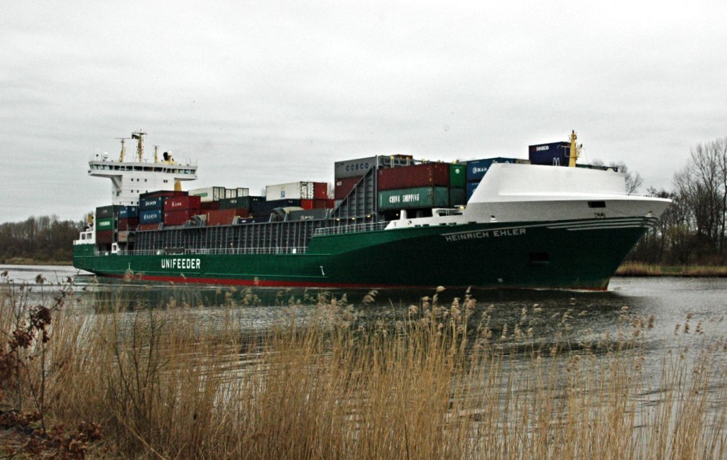 Das Unifeeder Containerschiff Heinrich Ehler (IMO: 9372200), Heimathafen London. Hier auf dem Nord-Ostsee-Kanal bei Hochdonn  gesehen am 07.04.2011. Dieses Hochseeschiff kann maximal 6 Passagiere befrdern. Daten: lang 168 m, breit 27 m und ist 2008 in den Dienst gestellt worden.