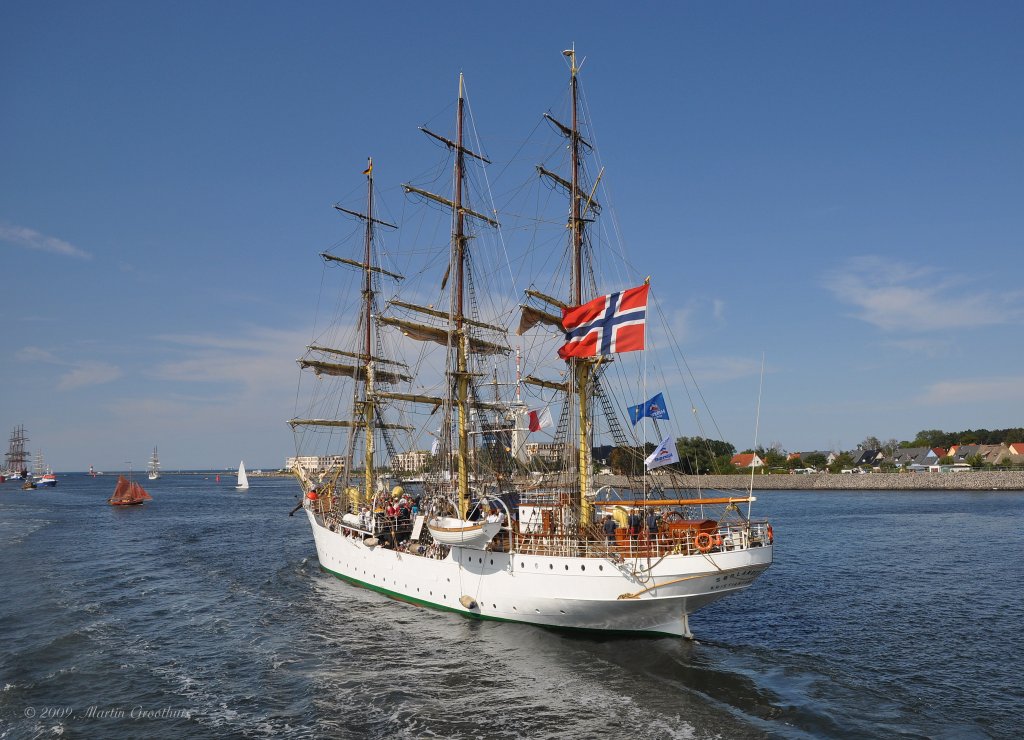 Das Vollschiff  Srlandet  am 8.07.2009 auslaufend Warnemnde ( Hanse Sail) L:64,15m/B:8,86m/Tg.:4,45m/500 RRT/ 1 Diesel 560 PS / Segelflche 1235 m2/ 9-14 kn / IMO 5334561 / Baujahr 1927 / Heimathafen: Kristiansand / Flagge: Norwegen