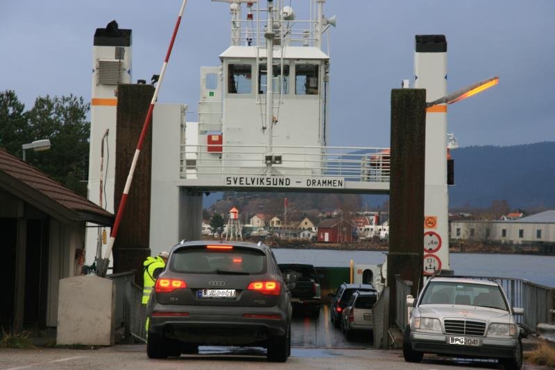 Das ist wohl die krzeste Fhrlinie Norwegens. Warum hier keine Brcke gebaut wurde, wissen die Leute selber nicht. Das Beladen der Fhre dauert lnger als die 5 minutige berfahrt. F/S  Svelviksund  auf der Fahrt von Klokkarstua nach Svelvik; 07.11.2009