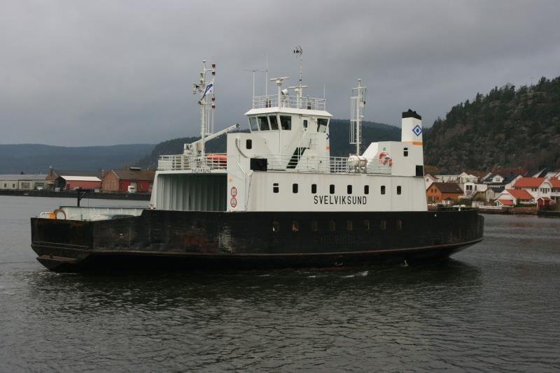 Das ist wohl die krzeste Fhrlinie Norwegens. Warum hier keine Brcke gebaut wurde, wissen die Leute selber nicht. Das Beladen der Fhre dauert lnger als die 5 minutige berfahrt. F/S  Svelviksund  auf der Fahrt von Klokkarstua nach Svelvik; 07.11.2009