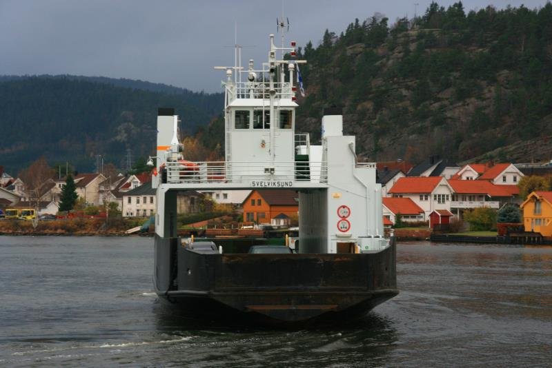 Das ist wohl die krzeste Fhrlinie Norwegens. Warum hier keine Brcke gebaut wurde, wissen die Leute selber nicht. Das Beladen der Fhre dauert lnger als die 5 minutige berfahrt. F/S  Svelviksund  auf der Fahrt von Klokkarstua nach Svelvik; 07.11.2009