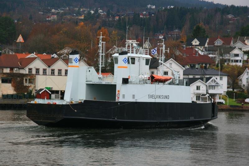 Das ist wohl die krzeste Fhrlinie Norwegens. Warum hier keine Brcke gebaut wurde, wissen die Leute selber nicht. Das Beladen der Fhre dauert lnger als die 5 minutige berfahrt. F/S  Svelviksund  auf der Fahrt von Klokkarstua nach Svelvik; 07.11.2009