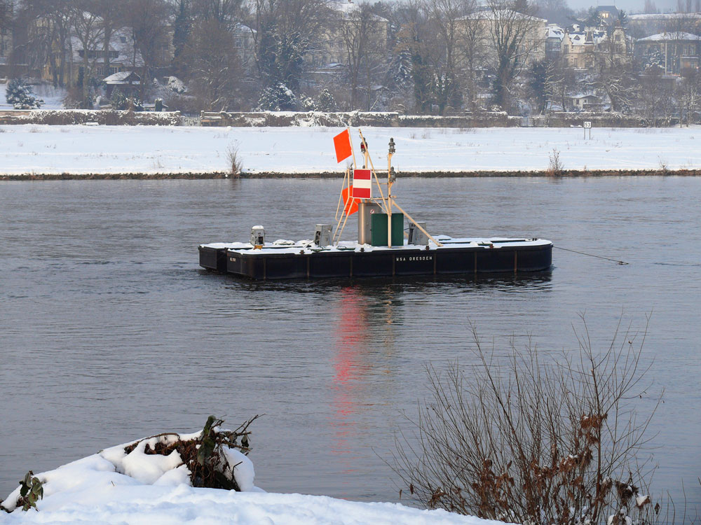 Das WSA Dresden hat die Elbe im Bereich Dresden-Johannstadt fr jeglichen Fahrverkehr gesperrt: das Mittelteil der Waldschlchenbrcke wird eingeschwommen; 16.12.2010
