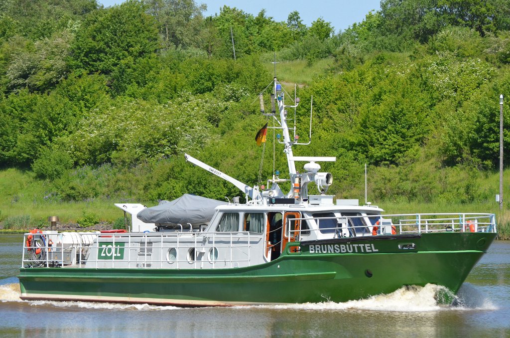 Das Zollboot Brunsbttel Lnge:17.0m Breite:5.0m auf dem Nord-Ostsee-Kanal bei Grnental am 28.05.12